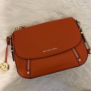 • Michael Kors Crossbody •